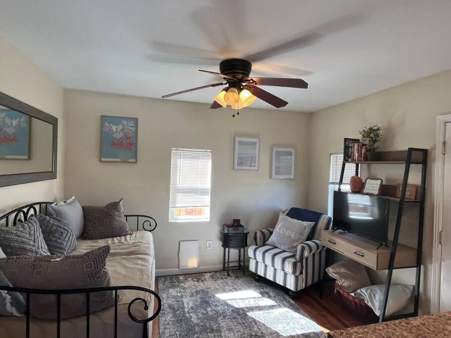 Cheerful Pet-Friendly Bungalow Right In Town Montrose Exteriör bild