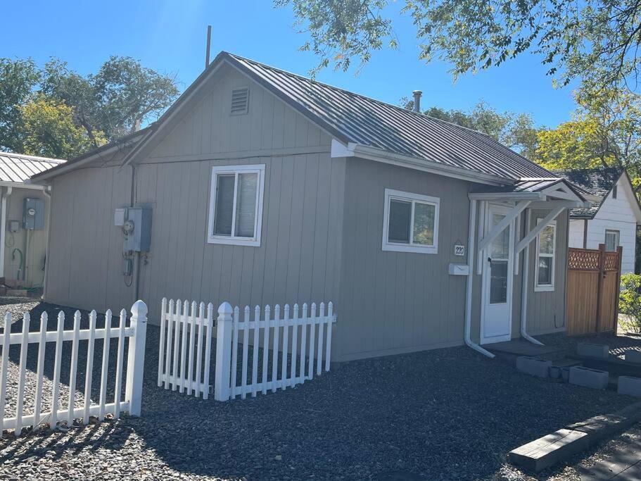 Cheerful Pet-Friendly Bungalow Right In Town Montrose Exteriör bild
