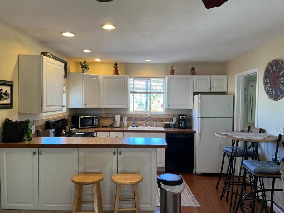 Cheerful Pet-Friendly Bungalow Right In Town Montrose Exteriör bild