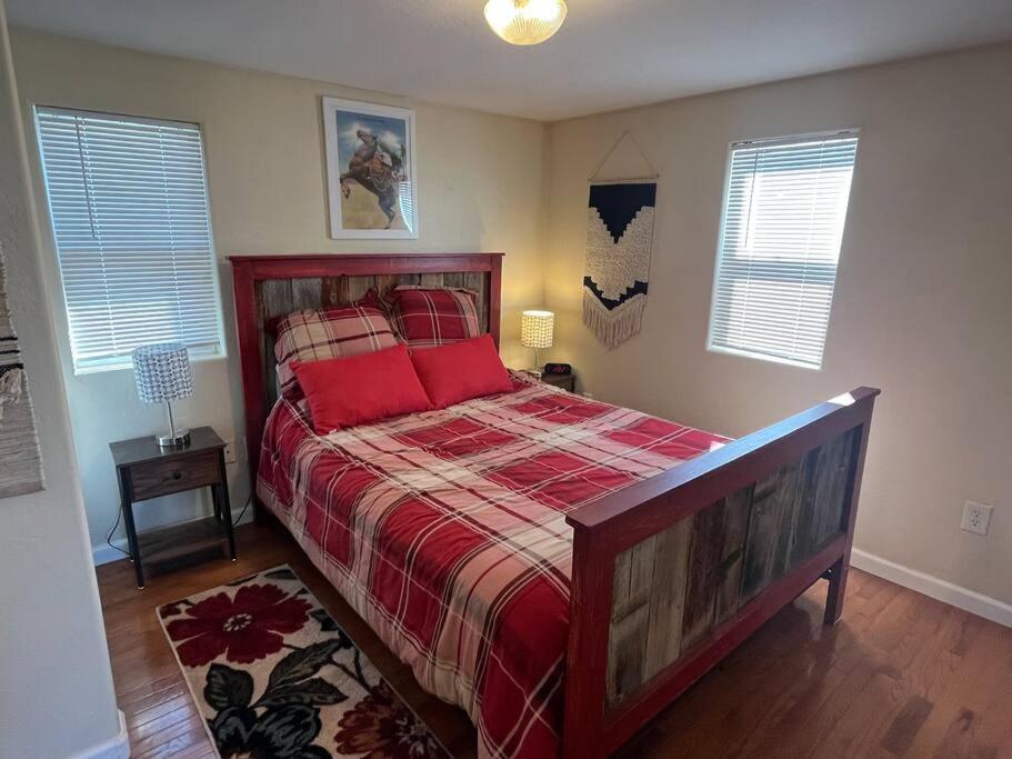 Cheerful Pet-Friendly Bungalow Right In Town Montrose Exteriör bild