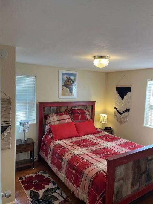 Cheerful Pet-Friendly Bungalow Right In Town Montrose Exteriör bild