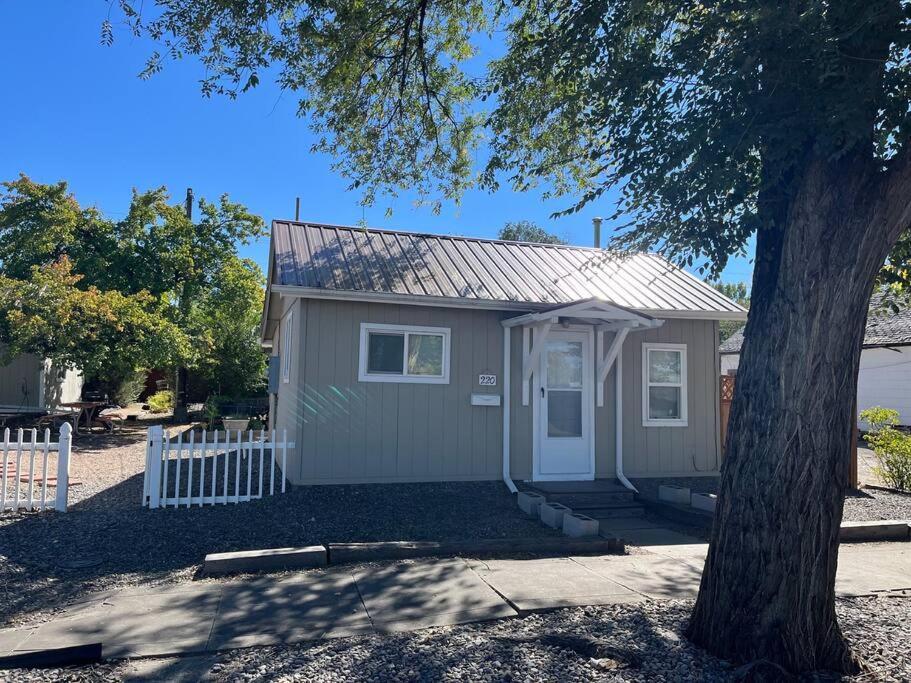 Cheerful Pet-Friendly Bungalow Right In Town Montrose Exteriör bild